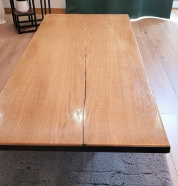 Kawa na (drewnianą) ławę