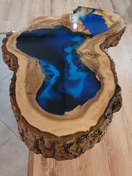 Stolik kawowy plaster orzech z żywicą (wym: 80x50x54)