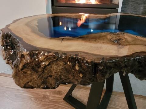 Stolik kawowy plaster orzech z żywicą (wym: 80x50x54)