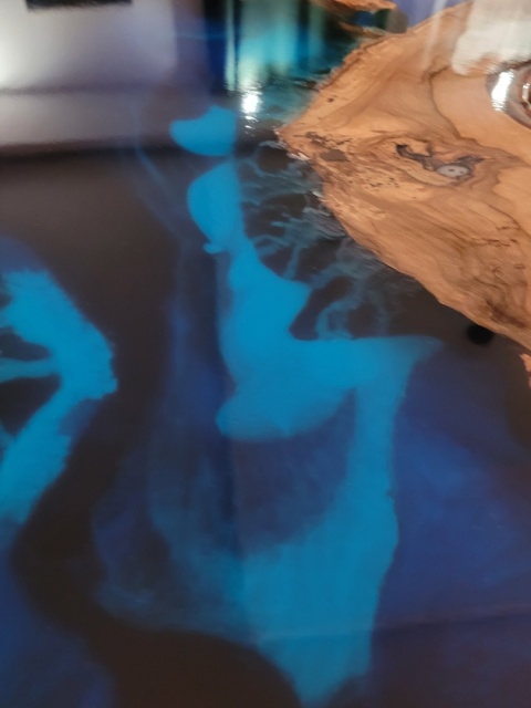 Stolik kawowy plaster orzech z żywicą (wym: 80x50x54)