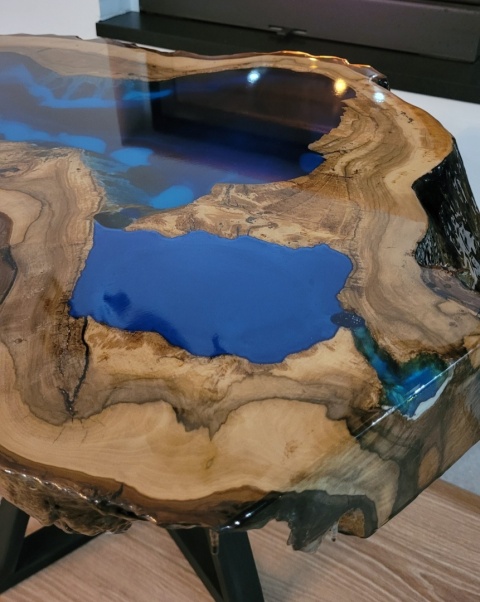 Stolik kawowy plaster orzech z żywicą (wym: 80x50x54)